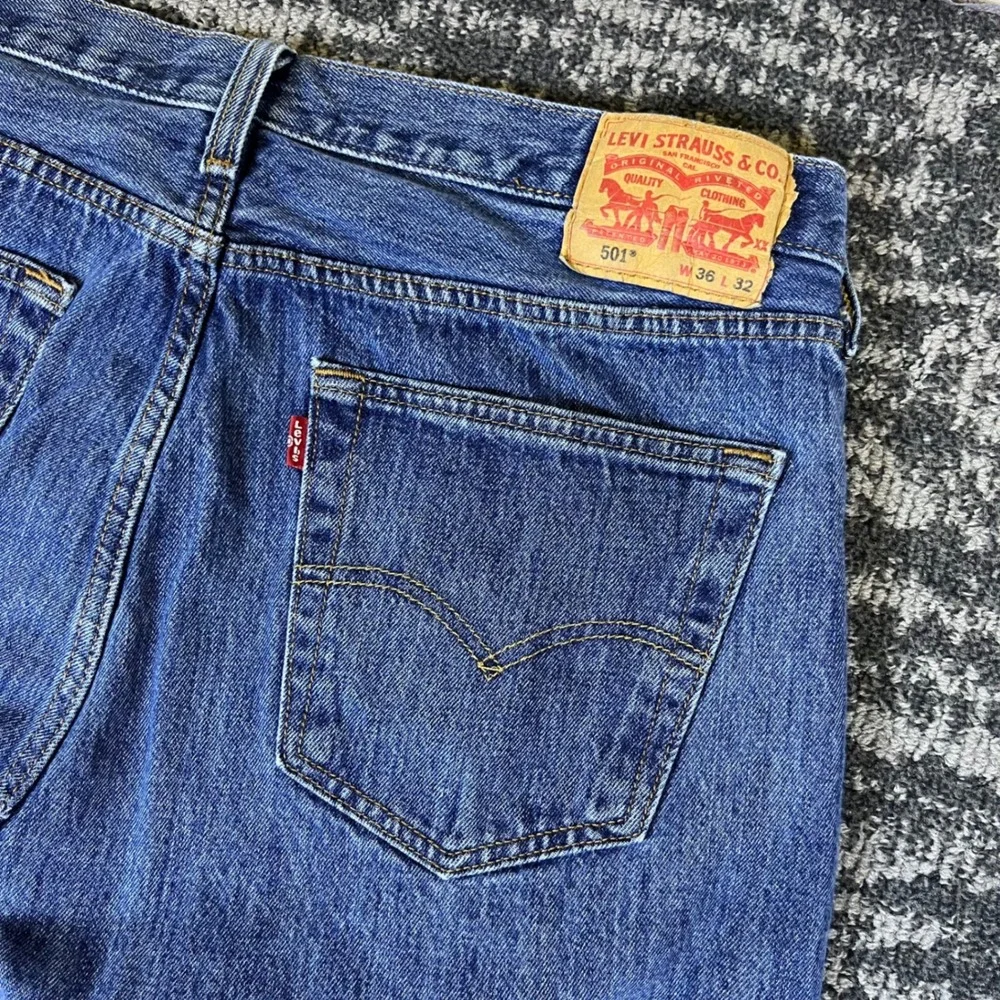 Levis 501 Original Fit Mens Jeans 36x32 Medium Wash Blue Button Fly Straight Leg